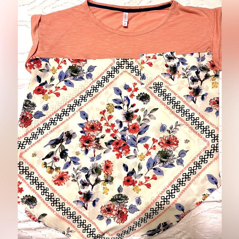 Xhilaration. Size XS. Beaut blouse with amazing floral detail and pink on top